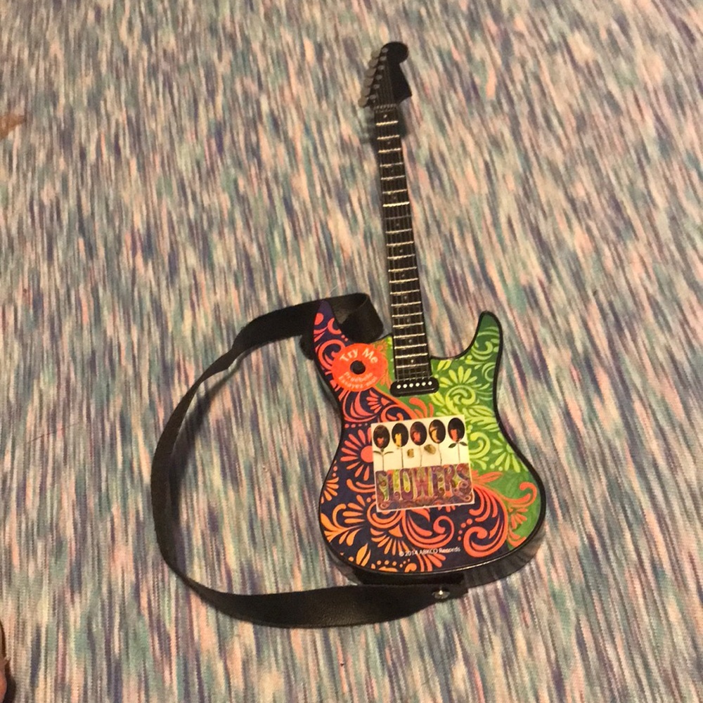 Beatles mini guitar no batteries plays ruby Tuesday